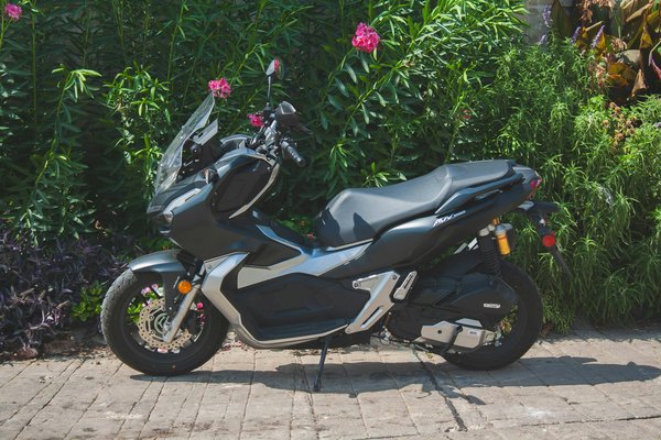 Quelles sont les meilleures pratiques pour entretenir une moto électrique en conditions de pluie?